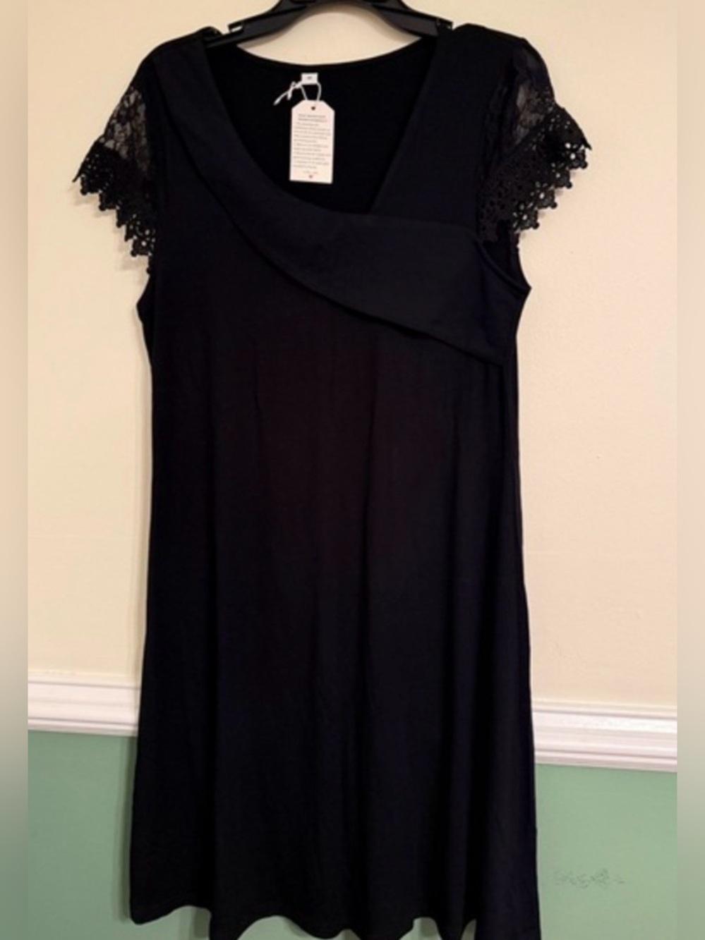 Women's Black Solid V-Neck Knee Length Dress Lace Cap Sleeves Size M